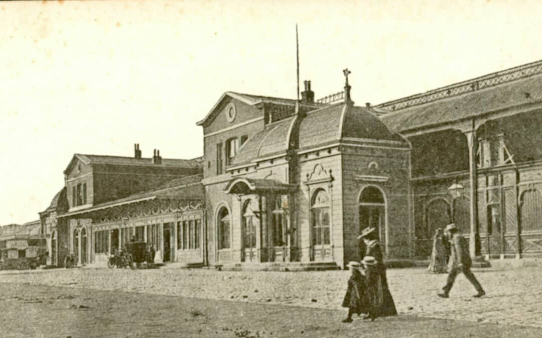 Façade van het Weesperpoortstation, 1843, prentbriefkaart. Foto circa 1900, fotograaf onbekend, Het Utrechts Archief (162821).