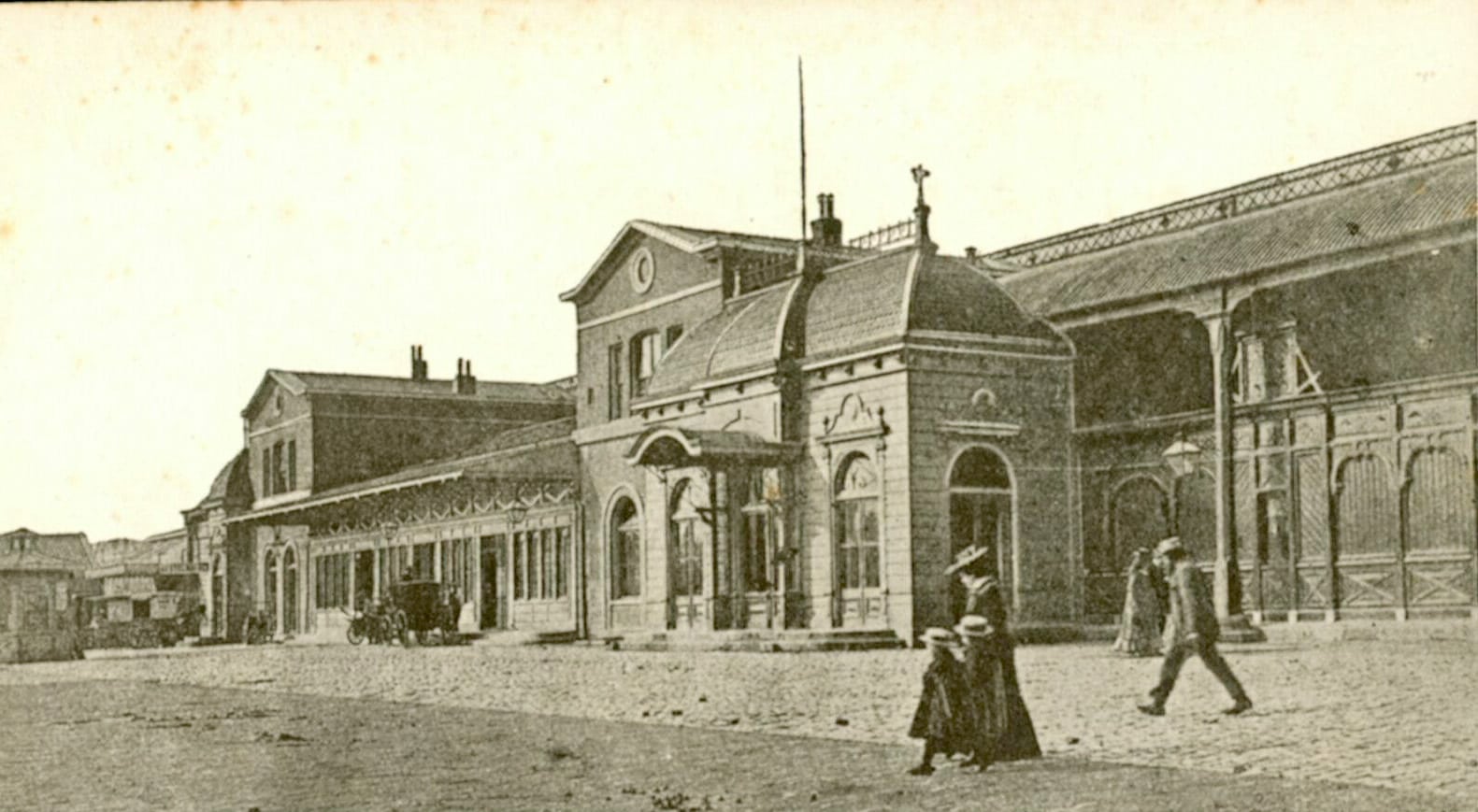 Façade van het Weesperpoortstation, 1843, prentbriefkaart. Foto circa 1900, fotograaf onbekend, Het Utrechts Archief (162821).